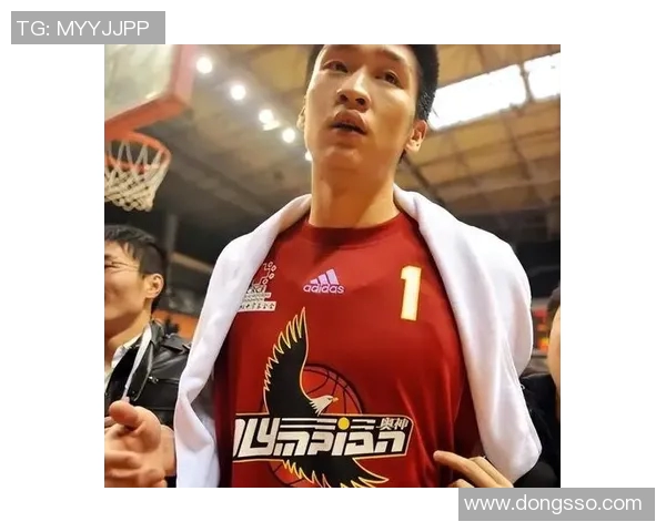 姚明精准传球助力孙悦突破防线展现篮球默契配合