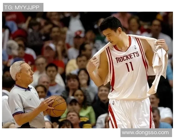 姚明首次登场火箭队引发全场热烈欢呼篮球传奇之路正式开启